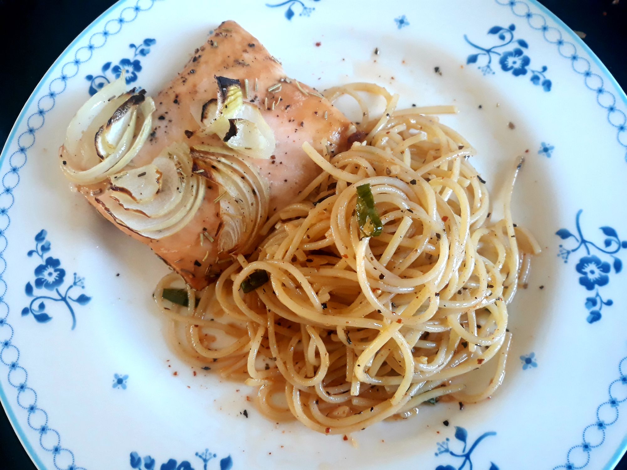 Spaghetti Aglio e Olio dengan Salmon Panggang